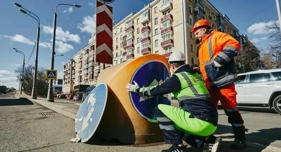 Около 1 6 тысячи буферов безопасности заменят на столичных дорогах Специалисты заменят около 1 6 тысячи буферов безопасности на дорогах Москвы в 2026 году Барьеры появятся на участках улично дорожной сети в местах повышенной опасности в том числе на мостах поворотах съездах и выездах Они помогают водителю ориентироваться на дороге и позволяют снизить тяжесть последствий при ДТП Дорожный буфер разделяет потоки движения транспорта Специалисты заполняют его водой резиновой крошкой или другими материалами с демпфирующими свойствами