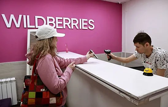 Маркетплейс Wildberries запустил в 39 регионах России продажу строительной и дорожной техники. Об этом со ссылкой на пресс-службу объединенной компании Wildberries и Russ пишет ТАСС.  При этом зоны доставки спецтехники, как и ассортимент такого оборудования, планируется расширить.  «Такая услуга будет удобна для специалистов-физических лиц, потому что технику им доставят туда, куда им нужно - в том числе и на строительную площадку, если она входит в зону доставки», - пояснили в пресс-службе. Ранее российская торговая площадка Ozon запустила продажу автомобилей онлайн. При покупке машина полностью оплачивается онлайн, продавцом выступает «Деливери кар», а договор купли-продажи подписывается при доставке. При этом выдавать кредиты на покупку машин через свой банк Ozon не планирует, а все гарантийные обязательства лежат на дилере.