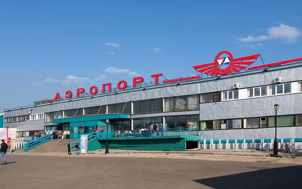‍ В Республике Саха  Якутия  задержан иностранец за попытку дачи взятки сотруднику транспортной полиции   ‍ Сотрудники Мирнинского ЛОП Северо-Восточного ЛУ МВД России на транспорте в ходе патрулирования в аэропорту города Мирный задержали 32-летнего гражданина одной из стран Средней Азии. При проверке документов было установлено, что мужчина нарушил срок пребывания на территории Российской Федерации, а также уклонялся от выезда за пределы Российской Федерации.   Иностранный гражданин был сопровожден в дежурную часть. При составлении протокола об административном правонарушении по ч. 1.1. ст. 18.8 КоАП РФ мужчина, с целью избежать административного наказания, попытался дать сотруднику транспортной полиции взятку в размере двадцати тысяч рублей.   Задержанный был неоднократно предупрежден об уголовной ответственности за данное деяние, однако не прекратил противоправные действия.   Инспектором подразделения по охране общественного порядка старшим лейтенантом полиции о факте склонения его к коррупционному преступлению было незамедлительно сообщено руководству.   ПОДРОБНОСТИ ЧИТАЙТЕ НА САЙТЕ УПРАВЛЕНИЯ   Дальневосточная полиция - подписаться