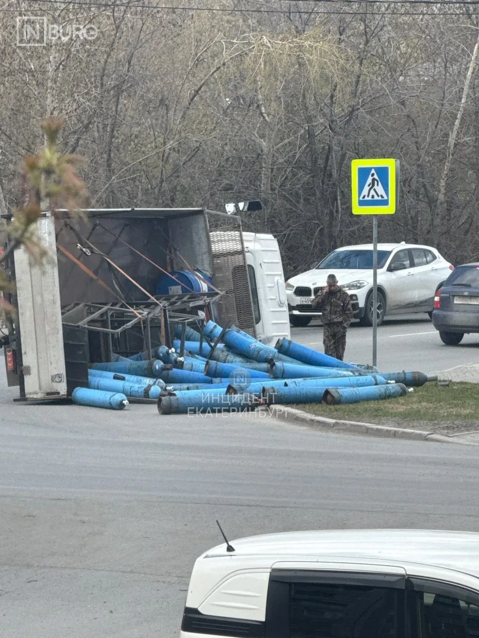 В Екатеринбурге перевернулся грузовик с кислородными баллонами Авария произошла на перекрестке улицы Походной и Южного проезда В итоге из кузова грузовика на дорогу выпали взрывоопасные баллоны Сейчас на участке ограничен проезд собралась пробка incekb   Подпишись на КП Екатеринбург Мы в Maкс
