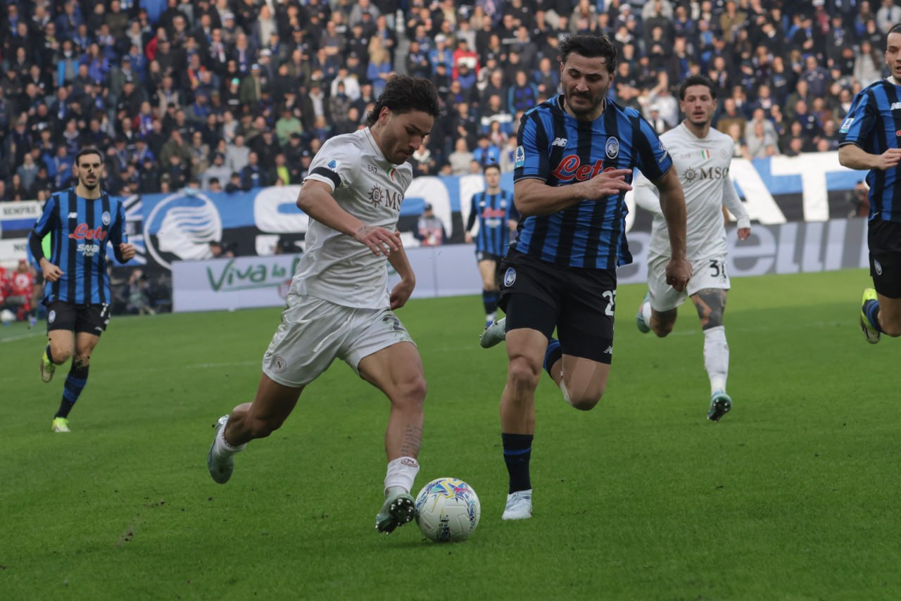 В Италии женщина ударила мужа ножом из за футбола Фанат оскорблял решение VAR а она приняла это на свой счёт Фанат не подозревал чем закончится просмотр Аталанты и Наполи ВАР отменил пенальти для южан и мужчина начал ругаться И тут в комнату влетела его жена Она решила что все эти слова про неё Началась перепалка в руках оказался кухонный нож Результат ранение в левом боку 40 летнего пострадавшего увезли в больницу пишет La Gazzetta dello Sport Его жизни ничто не угрожает А женщину ждут обвинения и потенциальное уголовное дело Ну и ну Match TV Mairo Cinquetti NurPhoto Getty Images