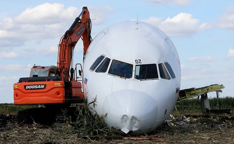 Межгосударственный авиационный комитет МАК обнародовал окончательный отчет по расследованию аварийной посадки в Подмосковье самолета Airbus A321 на кукурузном поле которая произошла летом 2019 года В отчете указано что причиной аварии и вынужденной посадки стало столкновение с крупными чайками Имеющиеся данные свидетельствуют что в двигатель 1 попали как минимум три птицы в том числе как минимум одна массой более 2 5 фунта 1 13 кг что соответствует сертификационному определению большая птица говорится в документе Кроме того эксперты заключили что предупреждение о птицах в аэропортах вне зависимости от степени угрозы стало сложившейся практикой и фоновым шумом при этом аэропорт в Раменском допустил недостатки касательно отпугивания птиц и осмотра летного поля Также в отчете отмечается что экипаж Airbus A321 попал в нестандартную ситуацию она отличалась от того что пилоты отрабатывают на тренажерах В то же время в документе указано что действия экипажа с самого начала имели явные признаки дезорганизации непоследовательности и хаотичности то есть частичной потери работоспособности в связи с психоэмоциональным напряжением Фото Дмитрий Голубович Global Look Press Читать РБК в MAX
