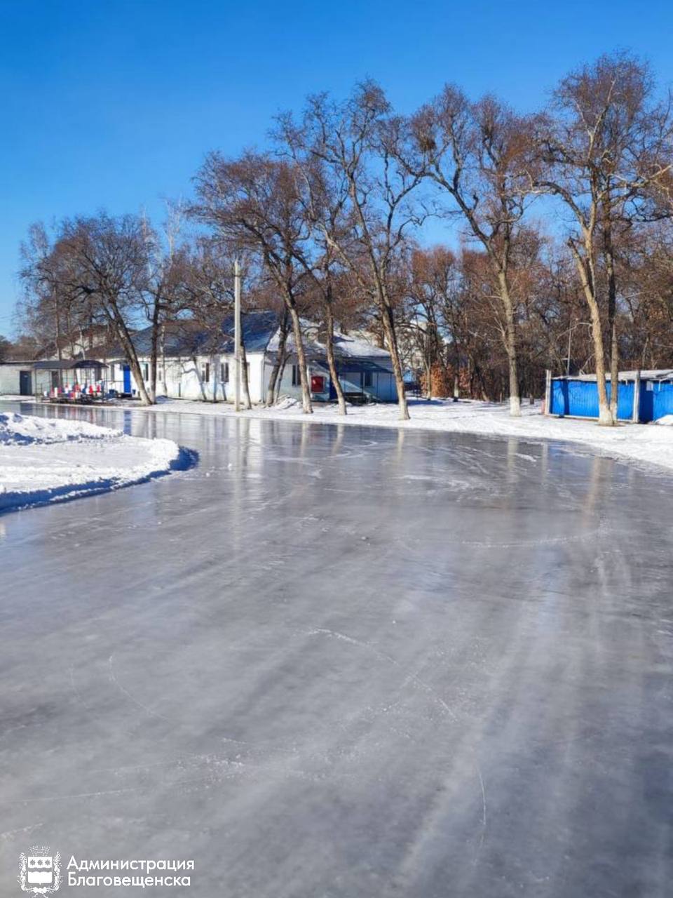 Больше 30 катков появится в Благовещенске этой зимой В городе планируют залить 34 ледовые площадки Как только минусовые температуры станут устойчивыми начнется заливка катков Хотя на некоторых объектах лед уже начали заливать Так хоккейная коробка на Нагорной уже готова На стадионе Юность специалисты начали заливку катка 13 ноября сейчас работы на нём подходят к завершению Все катки зальют к середине декабря Фото blagoveshchensk rf Portal2x2 Реклама