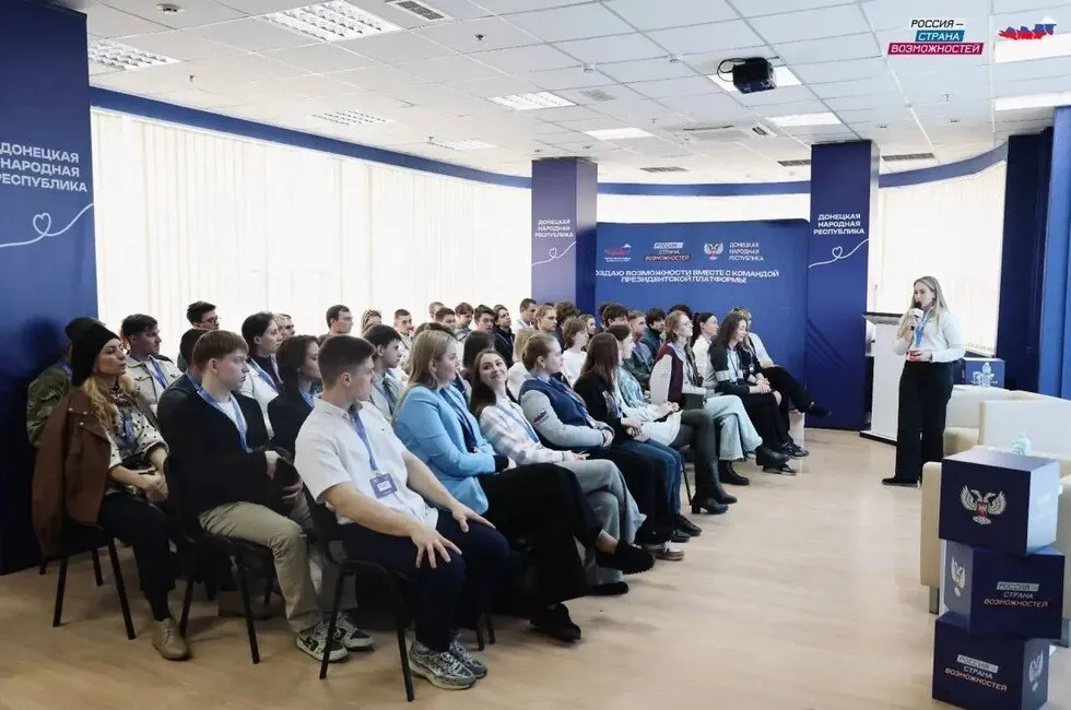 Территория новых возможностей объединила более полусотни лидеров ДНР Программа помогает выявить талантливых и инициативных жителей Эксперты платформы обучают управленческим навыкам помогают раскрыть потенциал Выпускники получат поддержку в реализации своих идей Сильнейшие продолжат обучение в Мастерской управления Сенеж Читать полностью молодежь Фото пресс служба президентской платформы Россия страна возможностей  Подпишись на нас в MAX
