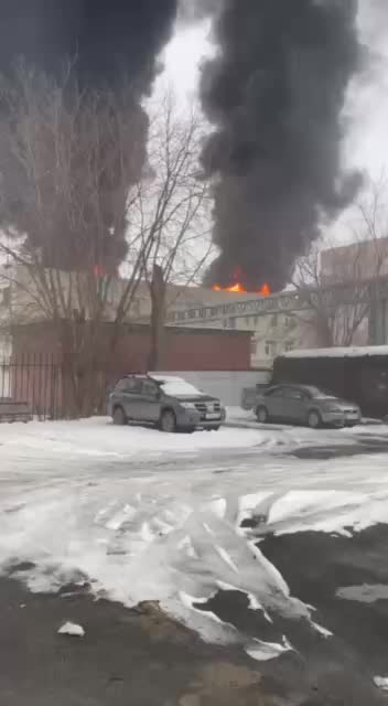 Пожар на крыше больницы вызывает опасения в районе