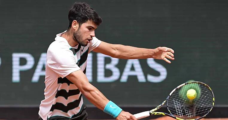 Карлос Алькарас выходит в третий раунд Roland Garros Испанский теннисист Карлос Алькарас одержал победу над венгерским игроком Фабианом Марожаном со счётом 6-1, 4-6, 6-1, 6-2, обеспечив себе место в третьем раунде Открытого чемпионата Франции. Эта победа стала его 20-й на Roland Garros, что делает его вторым самым быстрым игроком, достигшим этой отметки.