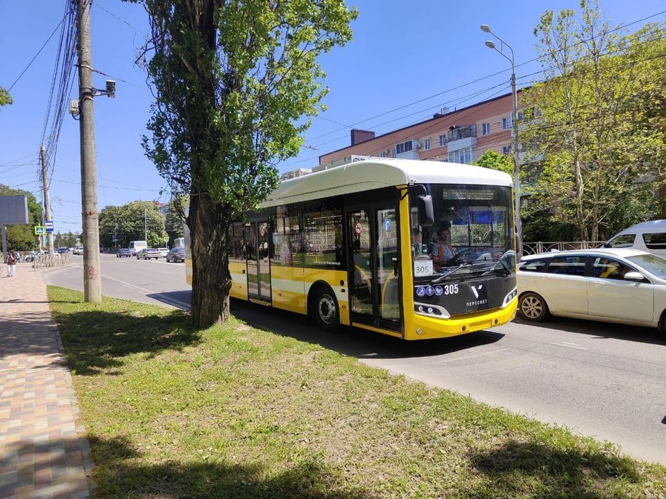 В Ставрополе приняли 45 новых троллейбусов 22 из них должны выйти на линии уже 1 июля. Но урбанист Андрей Черняков считает, что столько транспорта на дорогах города можно не ожидать – по его словам, ранее компания-поставщик и приглашённые специалисты активно исправляли замечания. А сегодня в Ставрополе начнется обкатка троллейбусов и стажировка водителей. На улице 50 лет ВЛКСМ уже установили «ловушки» для штанг, которые экономят время для пассажиров и помогают водителям.