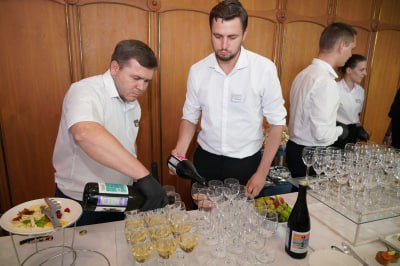 Кубанские вина участникам Форума в Сочи Вся Россия 2025 Вино регионального бренда Сделано на Кубани оценили сегодня гости Форума современной журналистики Вся Россия 2025 Представленные на дегустации вина настоящее богатство Кубани В окрестностях Анапы Геленджика Новороссийска Тамани в Восточном Приазовье находятся 329 предприятий и крестьянско фермерских хозяйств занимающихся виноградарством и виноделием в Краснодарском крае При поддержке Губернатора региона Вениамина Ивановича Кондратьева за последние пять лет финансирование винной отрасли увеличилось с 750 миллионов до 1 млрд 300 миллионов рублей Краснодарский край обеспечивает 35 валового сбора винограда в стране производит 44 российского вина и половину шампанского Великолепный купаж сочные оттенки тонкая ароматика так отзывались о продукции кубанских виноделов гости дегустации Шестнадцать видов винодельческой продукции Кубани от известных предприятий Фанагория Лефкадия Высокий берег Шато Тамань Галицкий и Галицкий Усадьба Маркотх Шато де Талю Мысхако Абрау Дюрсо от игристых белых розовых до тихих сухих красных и белы вин были представлены на Форуме Наши вина вновь стали синонимом высокого качества продукции в том числе в части импортозамещения Пресс служба администрации Краснодарского края