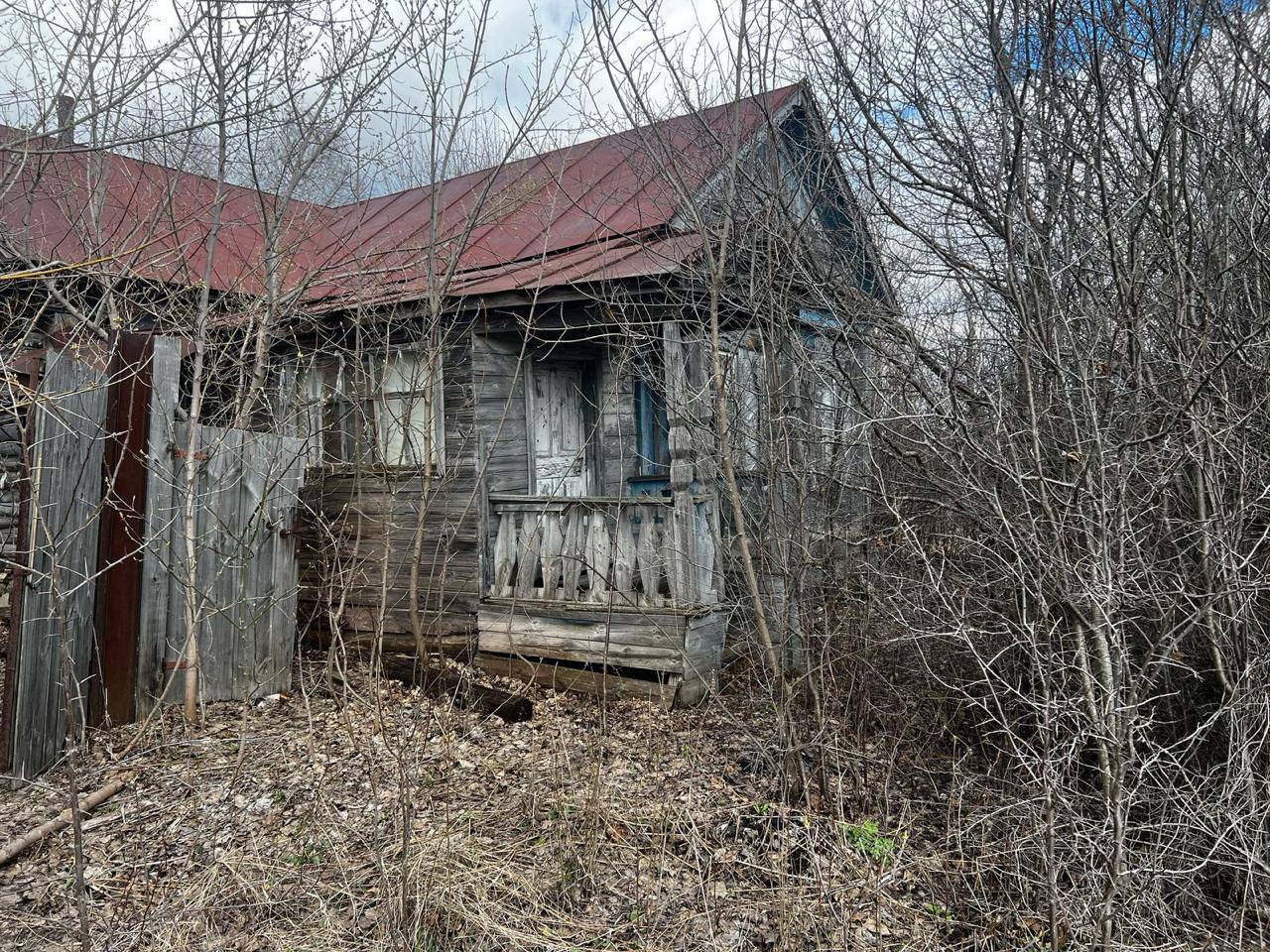 Женщина получила почти полмиллиона за несуществующего ребенка. Полицейские раскрыли махинацию с материнским капиталом. Предприимчивая 27-летняя пензячка поехала в Пермь и через знакомую обратилась в ЗАГС, где получила свидетельство о рождении второго ребенка – сына, которого фактически не рожала. Так женщина получила сертификат на материнский капитал на 453 тысячи рублей. Через юридическое лицо она оформила договор займа еще на 403 тысячи и обратилась в Пенсионный фонд. Обналичить деньги удалось, купив дом в селе Болтино он на фото . На протяжении семи лет «молодая мать» регулярно получала пособия по уходу за ребенком от государства и тратила все деньги на себя. В общей сложности она присвоила себе 900 тысяч рублей. Вину жительница Пензы признала, ее ждёт суд. За мошенничество с выплатами пензячке грозит до шести лет колонии, — сообщили в прокуратуре Пензенской области. Подписаться Прислать новость