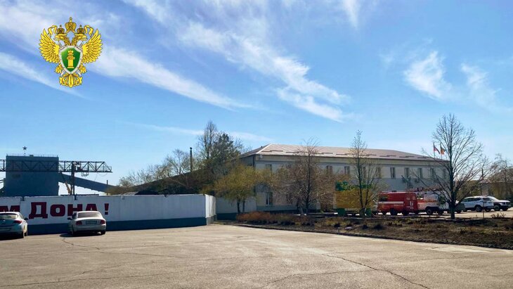 Четыре работника шахты Садкинская пострадали при взрыве В Белокалитвинском районе на шахте Садкинская принадлежащей ООО Шахтоуправление Садкинское в Белокалитвинском районе произошел несчастный случай Как сообщил генеральный директор ООО УК Южуголь Владислав Цатуров инцидент случился в подготовительном забое во время заряжания шпуров когда один из зарядов неожиданно сдетонировал В результате происшествия пострадали четыре сотрудника шахты На место оперативно прибыли спасатели ВГСЧ которые оказали горнякам первую помощь и эвакуировали их на поверхность для дальнейшей госпитализации рассказал Владислав Цатуров Южная служба новостей