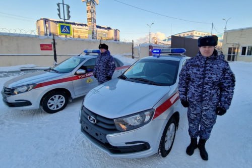 Росгвардейцы задержали подозреваемого после нападения в торговом центре Нефтеюганска В торговом центре 19 летний парень получил колотое ранение бедра Росгвардейцы задержали подозреваемого на месте мужчина пытался скрыться будучи пьян Пострадавший госпитализирован по факту случившегося возбуждено уголовное дело Фото пресс служба Управления Росгвардии по ХМАО Югре Подписаться на Уральский меридиан