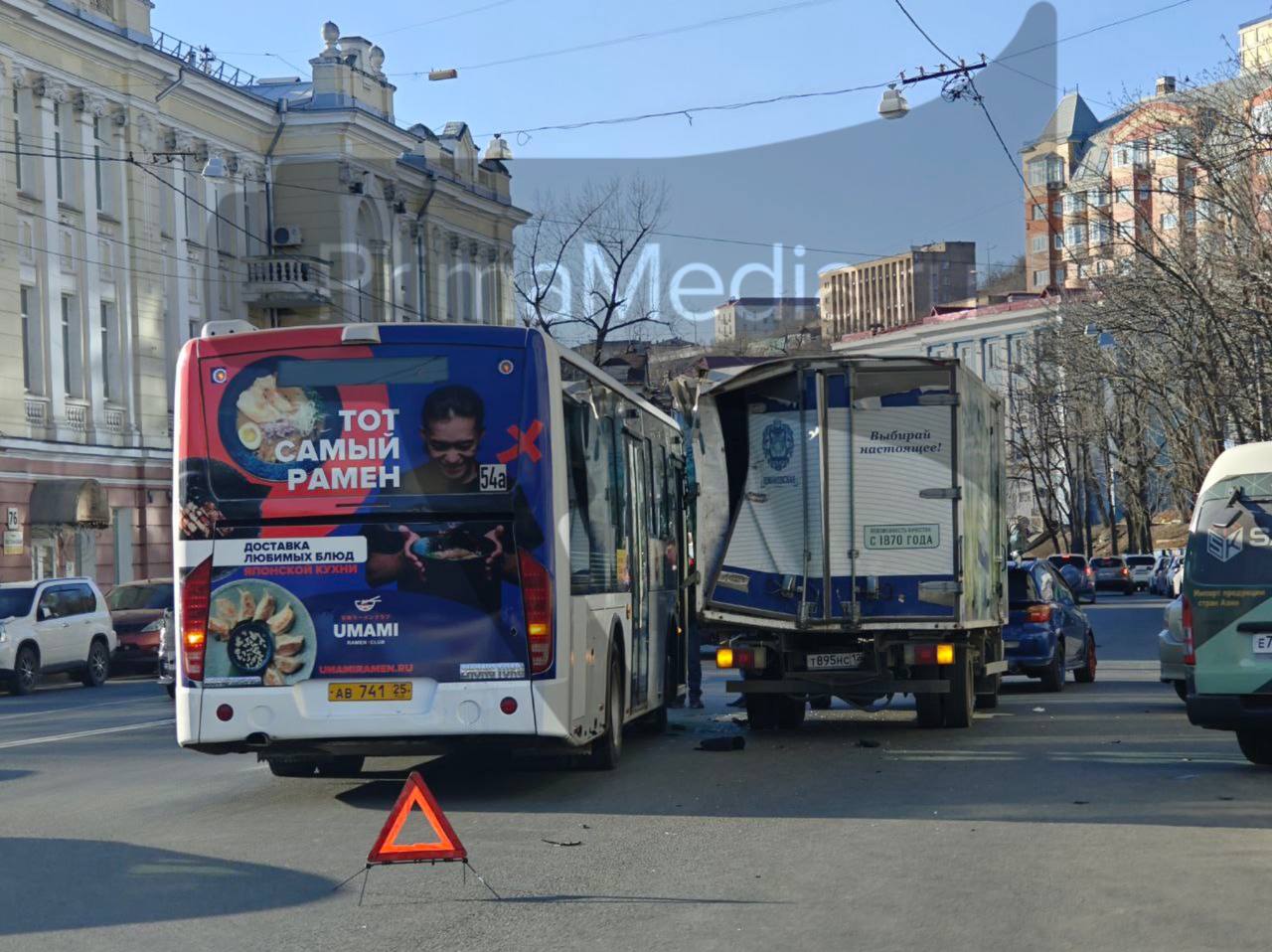 В районе Цирка на Светланской массовое ДТП с участием трёх автомобилей  Среди участников ДТП оказался пассажирский автобус. Уточняется информация о пострадавших.    Напомним, что подобная авария произошла минувшим днем на улице Калинина. Водитель автобуса не смог справиться с управлением и влетел в три внедорожника.    PrimaMedia   Прислать новость