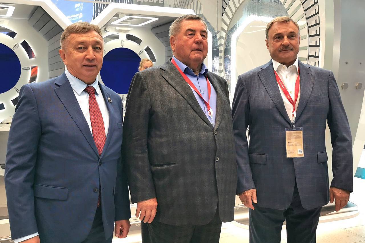Президент Программы ДРОЗД, заслуженный тренер России, мастер спорта по самбо Ренат Лайшев, Президент Международной федерации самбо, заслуженный тренер России, заслуженный работник физической культуры, мастер спорта, депутат Государственной Думы Василий Шестаков и инициатор Движения ДРОЗД, мастер спорта международного класса по дзюдо и самбо, заслуженный тренер России, вице-президент Российского Союза Химиков Андрей Гурьев на полях Петербургского экономического форума обсудили развитие Программы «Детям России – образование, здоровье и духовность». Ренат Лайшев отметил, что в рамках программы в регионах присутствия ФосАгро сегодня успешно работают 84 секции по 31 виду спорта, а также творческие студии, волонтерские центры и классы дополнительного образования. В них на постоянной основе бесплатно занимаются тысячи детей.