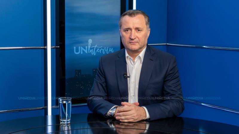 Филат: Кредит для Energocom под госгарантии — скрытый риск для бюджета и потребителей По словам Филата, займ от Европейского банка реконструкции и развития ЕБРР сопровождается чрезмерно высокими косвенными издержками — свыше 72 миллионов евро, что эквивалентно приблизительно 18% от общей суммы кредита. Экс-премьер также указал на потенциальное увеличение стоимости газа: «Включение расходов на обслуживание долга приведёт к росту тарифов на +8,24 евро за МВт. При общем годовом потреблении в 8,4 миллиона МВт это означает, что потребители заплатят дополнительно около 70 миллионов евро». Однааако…