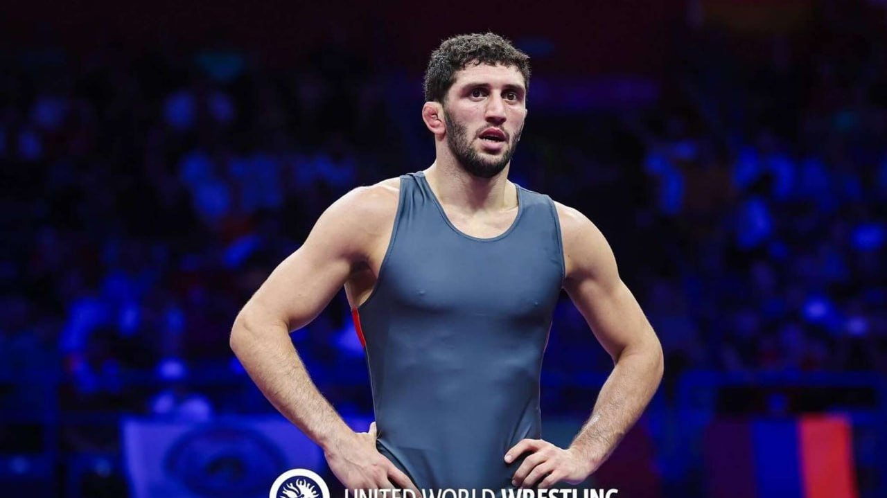 Заурбек Сидаков пока не получил визу для участия в чемпионате мира по вольной борьбе в Хорватии Об этом сообщил президент ФСБР Михаил Мамиашвили Визу также не получил Абдулрашид Садулаев Из трех наших олимпийских чемпионов визу пока получил только Заур Угуев А Абдулрашид Садулаев и Заурбек Сидаков нет Ждем положительного решения вопроса Критичные дни сегодня и завтра цитирует РИА Новости Мамиашвили Напомним чемпионат мира по вольной борьбе пройдет в Загребе с 13 по 21 сентября Для участия в соревнованиях заявлены 13 осетинских спортсменов