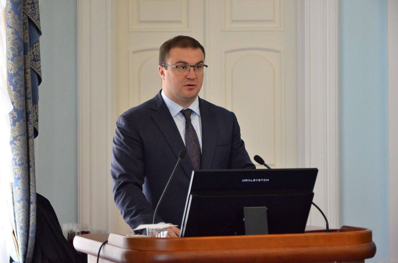 Виталий Хоценко подвёл итоги работы правительства Омской области за 2024 год Сегодня губернатор Омской области Виталий Хоценко представил публичный доклад о достижениях региона в 2024 году. Публикуем основные моменты: Экономика и промышленность ⏺ Омская область показала рост ВРП на 2 % и промышленного производства на 3,3 %. ⏺ В регионе активно развиваются индустриальные парки, а также созданы шесть новых промышленных кластеров. Аграрный сектор ⏺ Рекордный урожай: почти четыре миллиона тонн зерновых и зернобобовых. ⏺ Омская область заняла второе место в России по динамике сельхозпродукции. Жилищное строительство и инфраструктура ⏺ В 2024 году введено 870 тыс. кв. м жилья +17 % по сравнению с прошлым годом . ⏺ Завершено множество дорожных работ, включая ремонт 30 участков автодорог и реконструкцию Ленинградского моста. Цифровизация ⏺ Омская область поднялась на 27 пунктов в рейтинге цифровой трансформации и продолжает внедрение новых технологий, включая «Робота Макса» на портале «Госуслуги». Здравоохранение и образование ⏺ Введены новые медицинские объекты, проведён капитальный ремонт учреждений, а также привлечены молодые специалисты в сферу здравоохранения. ⏺ Открыты новые школы и детские технопарки, а также продолжает развиваться система дополнительного образования. Культура, туризм и спорт ⏺ Омск стал молодёжной столицей России 2025 года, а число туристов в регионе превысило 700 тысяч человек. ⏺ Завершено множество проектов по благоустройству, и Омская область продолжает развивать спортивную инфраструктуру. Поддержка участников СВО ⏺ Омская область активно поддерживает участников спецоперации и их семьи, включая льготные микрозаймы и помощь в трудоустройстве. Губернатор подчеркнул, что успехи региона — это результат труда людей, и поблагодарил всех за вклад в развитие Омской области. Продолжаем двигаться вперёд!