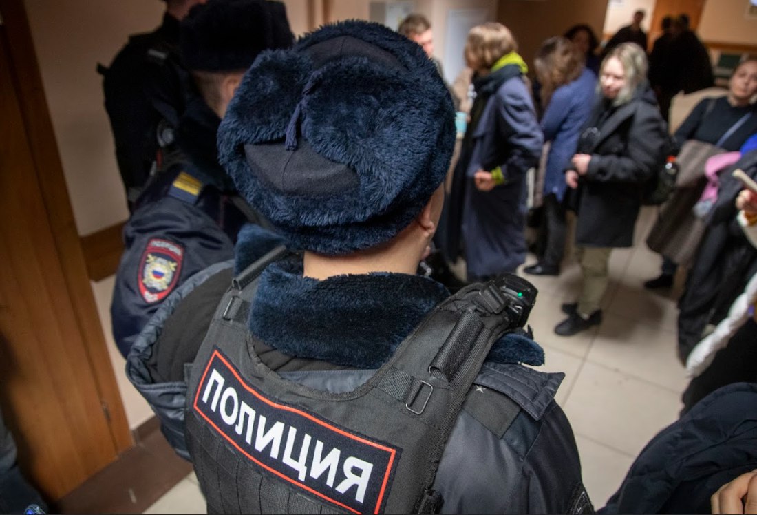 Суд заочно арестовал журналистку телеканала Дождь Анну Монгайт Сегодня Пресненский суд Москвы принял решение о заочном аресте журналистки Анны Монгайт В июле против неё возбудили уголовное дело по статье о распространении фейков о ВС РФ ч 1 ст 207 3 УК РФ Согласно данным следствия судебное разбирательство против журналистки связано с двумя постами в telegram канале от апреля 2022 года и июля 2023 го В публикациях содержалась как утверждает сторона обвинения заведомо недостоверная информация о действиях российской армии в ходе СВО Анна Монгайт в настоящее время находится в Европе До переезда она работала на федеральных телеканалах НТВ Россия Культура и Россия 1 Позже Анна стала креативным продюсером телеканала Дождь признан иностранным агентом и нежелательной организацией на территории РФ внесен в соответствующие реестры признана иностранным агентом и внесена в соответствующий реестр Минюста РФ