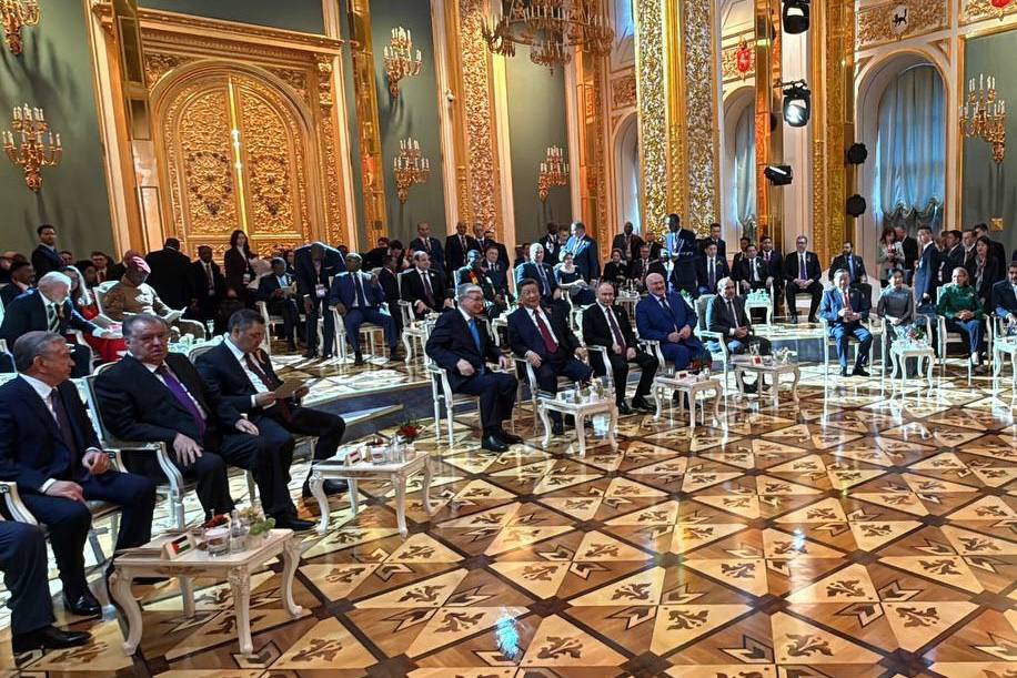 В Москве, в Андреевском зале Кремля, состоялось торжественное собрание лидеров, прибывших для участия в праздновании 80-летия Победы. Это мероприятие стало первым в рамках торжественных мероприятий.