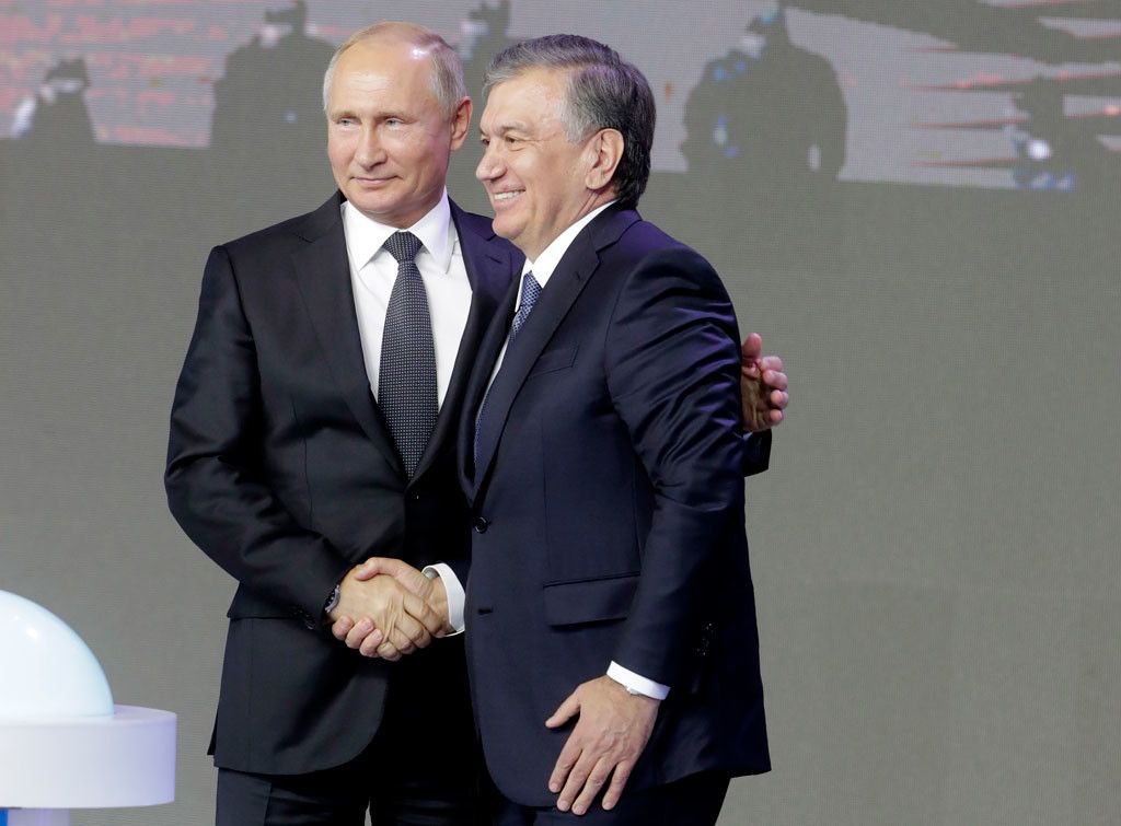 Президенты России Владимир Путин и Узбекистана Шавкат Мирзиеев по телефону обсудили перспективы углубления торгово-экономического сотрудничества между двумя странами В сообщении пресс-службы узбекистанского лидера подчеркивается, что лидеры рассмотрели актуальные вопросы развития и укрепления всеобъемлющего стратегического партнерства и союзнических отношений между Узбекистаном и Россией. Особое внимание было уделено реализации достигнутых на высшем уровне договоренностей, в первую очередь в сфере торговли и экономики. Стороны признали важность совместных усилий по увеличению товарооборота, развитию промышленного сотрудничества, расширению межрегиональных контактов, а также интенсификации культурно-гуманитарного и образовательного обмена.