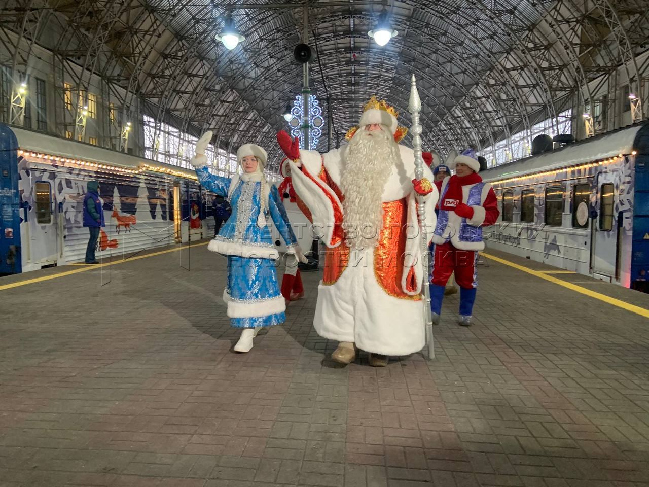 Поезд Деда Мороза прибыл в Москву и пробудет в столице в течение двух дней Путешествие волшебника началось 19 ноября 2025 года во Владивостоке и завершится 11 января 2026 года в Великом Устюге В Москве желающие смогут встретиться с Дедом Морозом Снегурочкой и их сказочными помощниками на Киевском вокзале Во время стоянки поезда гости смогут принять участие в праздничной программе подготовленной профессиональными артистами и аниматорами посмотреть как устроена кабина паровоза и подбросить угля в топку Подпишись на Агентство Москва Мы в МАХ