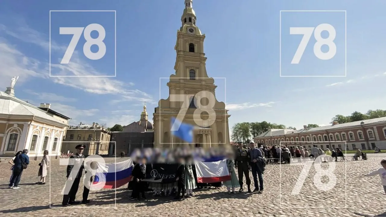 В Петербурге будут судить руководителей детского крымско татарского танцевального ансамбля Причиной стал флаг На руководителя крымско татарского ансамбля Нефес Севилю Халилову составили протокол об организации несанкционированного митинга рассказали Ротонде в пресс службе петербургской полиции По данным Фонтанки полицейские задержали и главу крымско татарского общества Петербурга при Доме национальностей Радиона Эсмедляева и ещё одного сопровождающего детского ансамбля Танцоры приехали в Петербург на гастроли из Симферополя Судя по анонсу дети должны были выступать с благотворительными концертами для ветеранов СВО проходящих лечение и реабилитацию в петербургских госпиталях жителей блокадного Ленинграда кадетов и курсантов Судя по группе во ВКонтакте в ансамбле занимаются дети от трёх лет В субботу дети посетили экскурсию в Петропавловской крепости Участники коллектива были в национальных костюмах и развернули флаги России Крыма и крымских татар Как пишет телеканал 78 членов ансамбля задержали после фотографии с национальным крымско татарским флагом у Петропавловской крепости В пресс службе полиции не смогли уточнить за что именно составили протокол Однако по данным Фонтанки поводом для задержания стало именно позирование с крымско татарским флагом Официально крымско татарский национальный флаг не включён в список запрещённых или экстремистских материалов