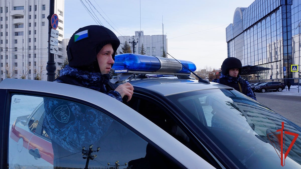 Пьяного дебошира, угрожавшего гранатой, задержали в Хабаровске сотрудники Росгвардии  Накануне в дежурную часть вневедомственной охраны Росгвардии поступил сигнал о срабатывании тревожной сигнализации в хабаровском торговом центре «Стрелка». На место происшествия была незамедлительно направлена ближайшая группа задержания.  Фото: Пресс-служба Управления Федеральной службы войск национальной гвардии Российской Федерации по Хабаровскому краю  Подробнее на сайте "Вести. Хабаровск"