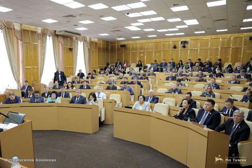 Парламент Якутии не согласился с публичными высказываниями депутата Александра Иванова Вопрос о поведении депутата Александра Иванова рассматривался на пленарном заседании Ил Тумэна 25 февраля Основной причиной стало видеообращение парламентария опубликованное в социальных сетях 17 февраля 2026 года В нем Иванов находясь у монумента независимости в Казахстане сравнивал статус казахского и якутского народов намекая на отсутствие свободы у последнего ulusmedia Читайте нас в MAX