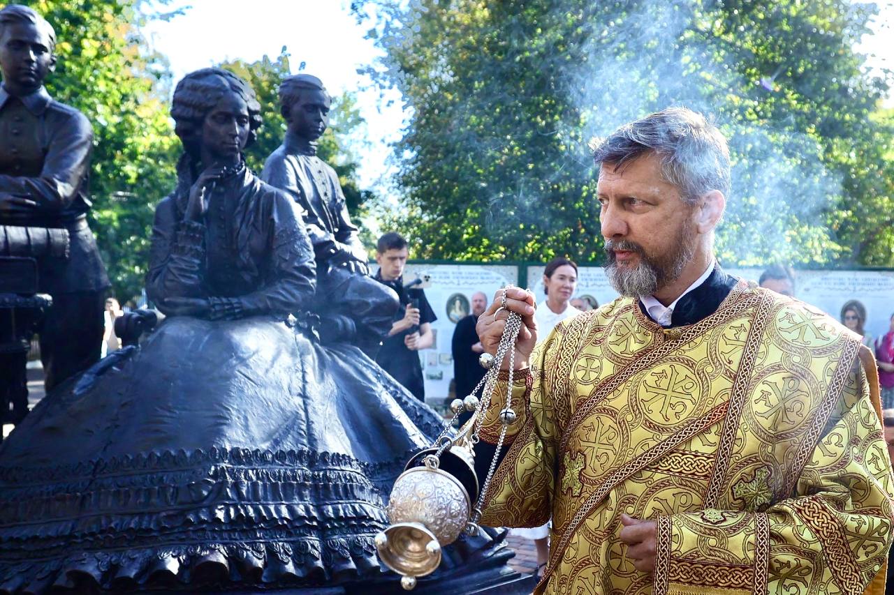 Памятник императрице Марии Александровне открыт и освящен в субботу в подмосковном Ильинском-Усово на праздник Рождества Пресвятой Богородицы, сообщил губернатор Андрей Воробьев.   Церемония прошла на территории Музея школы и детства, расположенного в историческом здании начального народного училища, основанного императрицей в 1873 году для крестьянских детей.