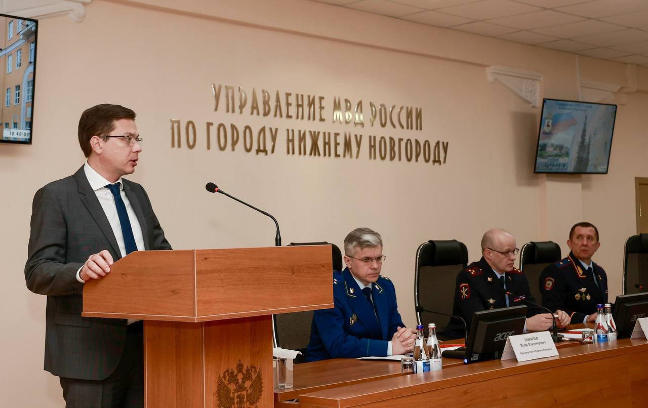 Подвели итоги работы нижегородской полиции в 2025 году Во время своего доклада в Управлении МВД рассказал что принял решение о дополнительных ежемесячных выплатах в размере до 10 000 рублей для сотрудников полиции которые ежедневно стоят на страже общественного порядка и спокойствия жителей города Соответствующий документ уже подписан первые выплаты поступят в феврале Поддержку получат участковые уполномоченные полиции инспекторы по делам несовершеннолетних инспекторы по административному надзору сотрудники патрульно постовой службы сотрудники ГИБДД Все они выполняют колоссально важные задачи помогают справиться с тяжелыми ситуациями рискуют собой Мы говорим им спасибо Я в MAX