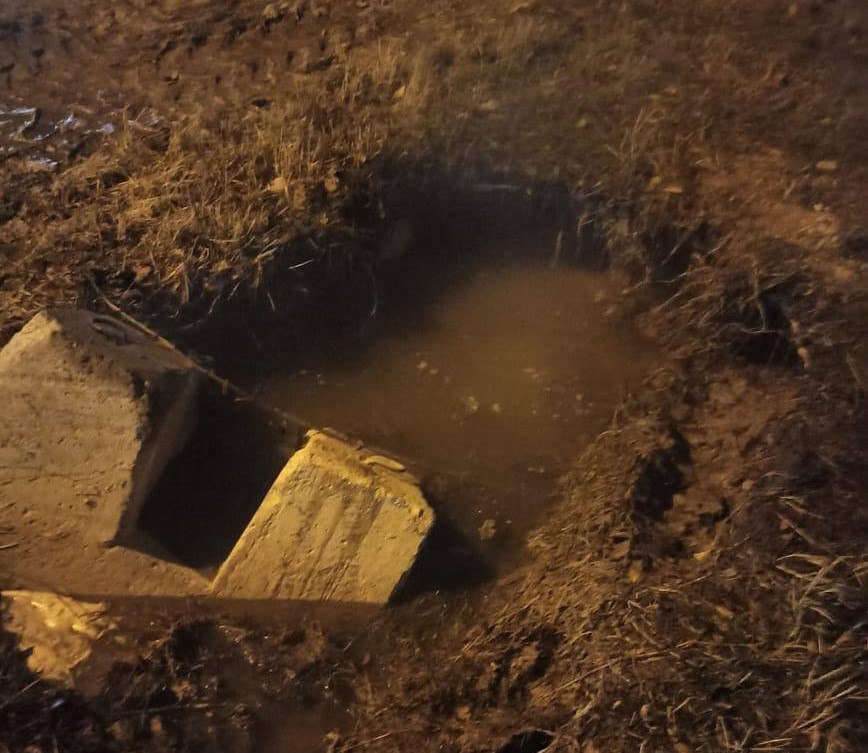 В Челябинске осудили диспетчера за падение ребенка в яму с кипятком Курчатовский районный суд вынес приговор диспетчеру «УСТЭК–Челябинск», по вине которого 11-летний мальчик упал в яму с горячей водой, появившуюся при прорыве на теплосети. В результате ребенок получил ожоги. За оказание услуг, не отвечающих требованиям безопасности, работник теплоснабжающей компании получил условный срок со штрафом. — Диспетчер АЭ «УСТЭК–Челябинск» признан виновным в получении ожогов несовершеннолетним по пункту «в» части 2 статьи 238 УК РФ. Ему назначено два года лишения свободы условно с аналогичным испытательным сроком, а также штраф в 100 тысяч рублей, — прокомментировали в СК. Голосовать за канал