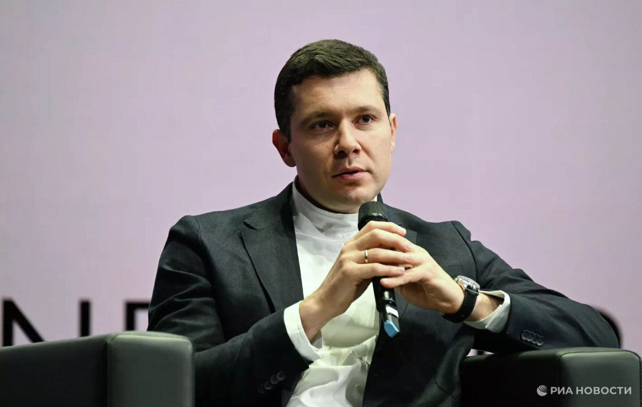 Объем российского рынка детских товаров в настоящее время превышает 2 триллиона рублей рассказал глава Минпромторга Антон Алиханов По его оценке доля отечественных товаров на рынке страны оценивается в 35 Преимущественную долю при этом занимает сегмент легкой промышленности лесопромышленного комплекса сегмент полиграфической деятельности товары для ухода за детьми отметил министр