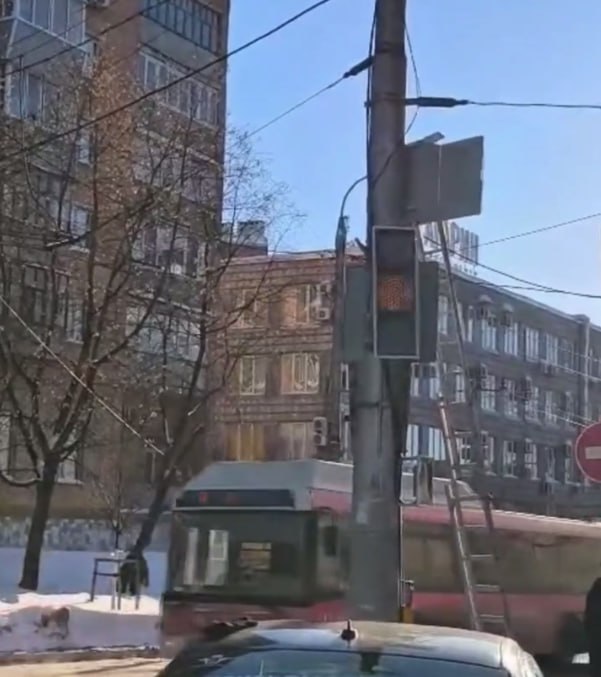 Светофоры на сквере Мира в Калуге заработают на этой неделе Ранее КГВ сообщали что на сквере Мира на примыканиях с улицами Кирова и Гагарина установили светофоры В администрации Калуги сообщили что они заработают уже на этой неделе с 11 февраля Светофоры будут работать по кнопке вызова Наш канал в MAX Прислать новость