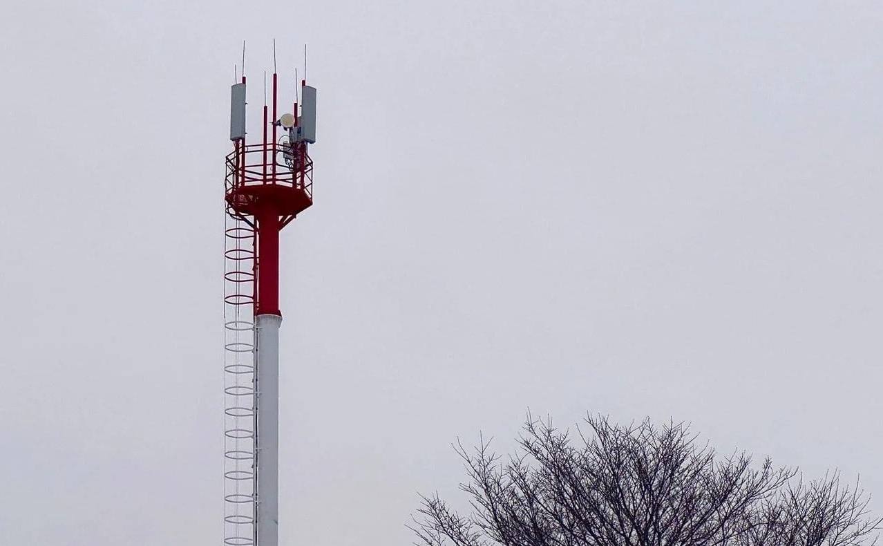 Обновление инфраструктуры связи в селе Тамбовка Амурской области В результате работ проведенных МТС увеличена ёмкость и расширена зона покрытия сети LTE Улучшения касаются северо западной части населённого пункта где проживает более семи тысяч человек а также прилегающей транзитной территории Модернизация сетевого оборудования направлена на обеспечение устойчивой связи и доступа к мобильному интернету как для жителей села так и для транзитного потока Это особенно актуально в период увеличения пассажиропотока включая предстоящие новогодние праздники рассказала директор МТС в Амурской области Олеся Двинина