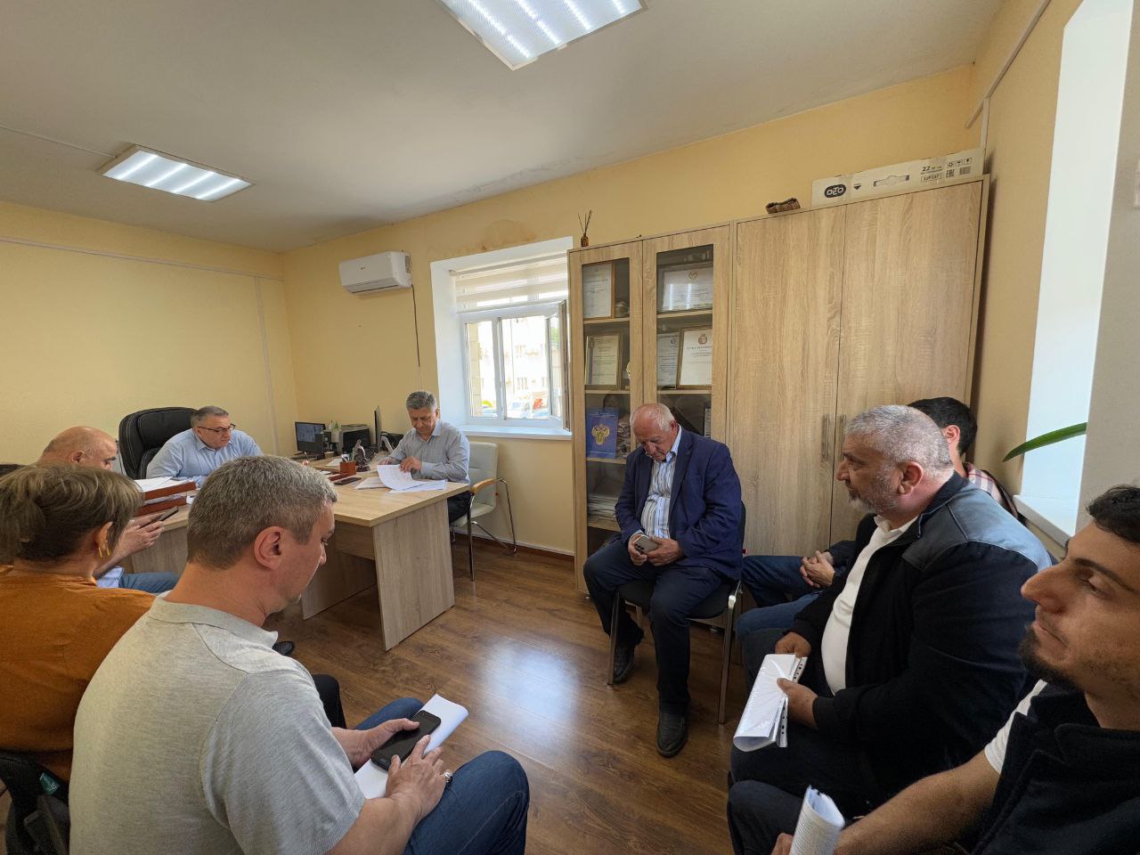 Выездное совещание Госжилинспекции РД в Дербенте: подготовка к отопительному сезону 2025-2026 гг. Заместитель руководителя Госжилинспекции РД Магомедтагир Алиев провел выездное совещание в Дербенте с представителями администрации, ресурсоснабжающих организаций, УО, ТСЖ и ЖСК. Обсуждались требования Приказа Минэнерго от 13 ноября 2024 года №2234 и Планы мероприятий для подготовки к отопительному сезону. Выявлены нарушения в плане ТСЖ «Нарын-Кала», где указаны работы, не относящиеся к отопительному сезону. Председателю даны рекомендации по внесению изменений. Также обследованы многоквартирные дома, где даны поручения на устранение нарушений. Сравнительно, в администрации МР Дербентского района Планы мероприятий УО соответствуют требованиям, нарушений не обнаружено. Работы, указанные в Плане для ООО «Астра» в п.г.т. Мамедкала, подтвердились. Госжилинспекция РД продолжает мониторинг готовности объектов ЖКХ к предстоящему отопительному сезону.