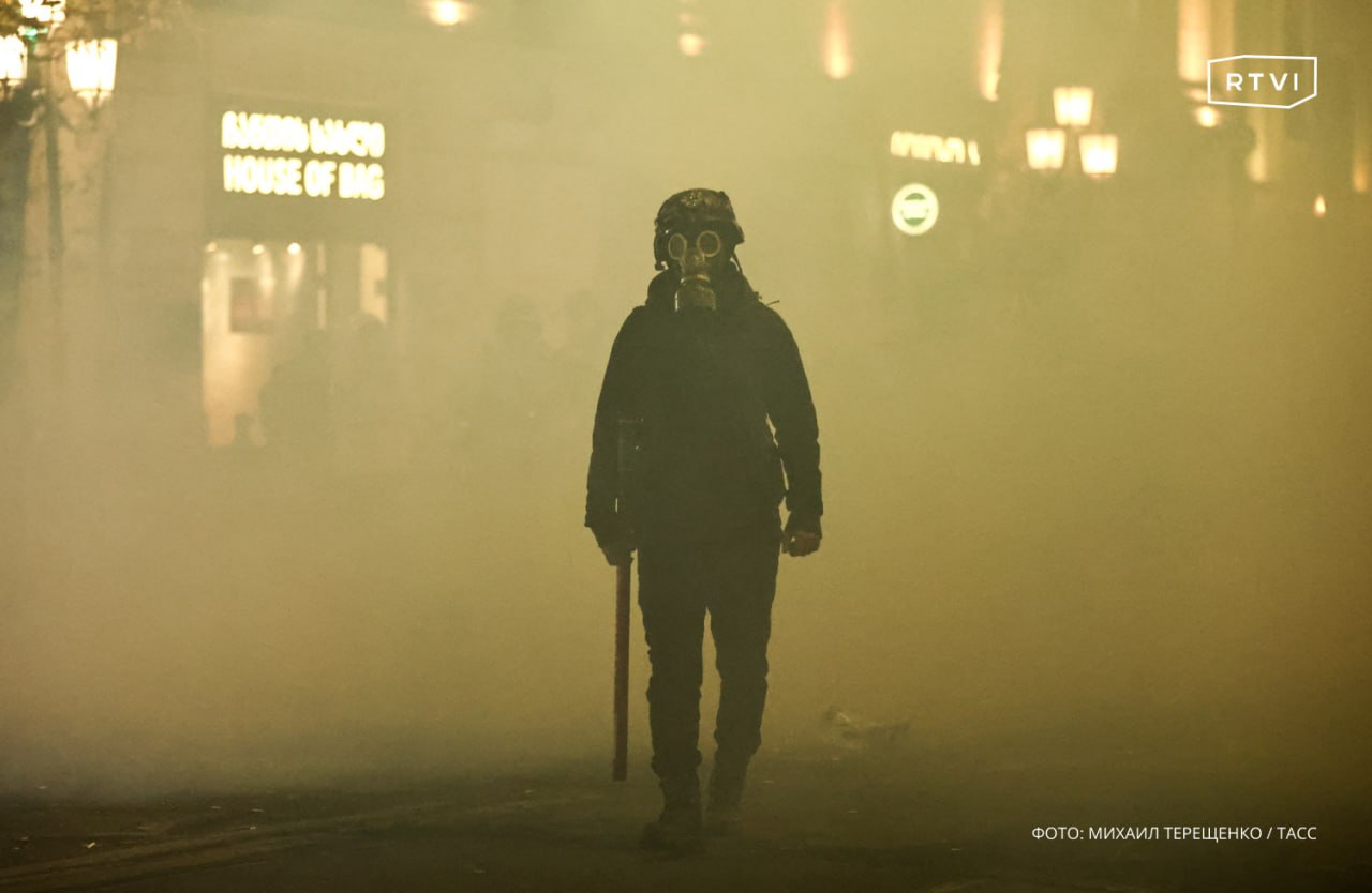 В центре Тбилиси десятый день подряд проходит акция протеста. Фото дня  7 декабря 2024 года, Тбилиси, Грузия. На проспекте Руставели в центре грузинской столицы десятый день подряд собираются протестующие, недовольные решением властей отказаться от переговоров о вступлении страны в Евросоюз. Сегодня многие из них принесли с собой распечатанные фото активистов, задержанных на предыдущих акциях, и требуют их освобождения. Аналогичные митинги проходят и в других городах — в частности, в Батуми и Зугдиди