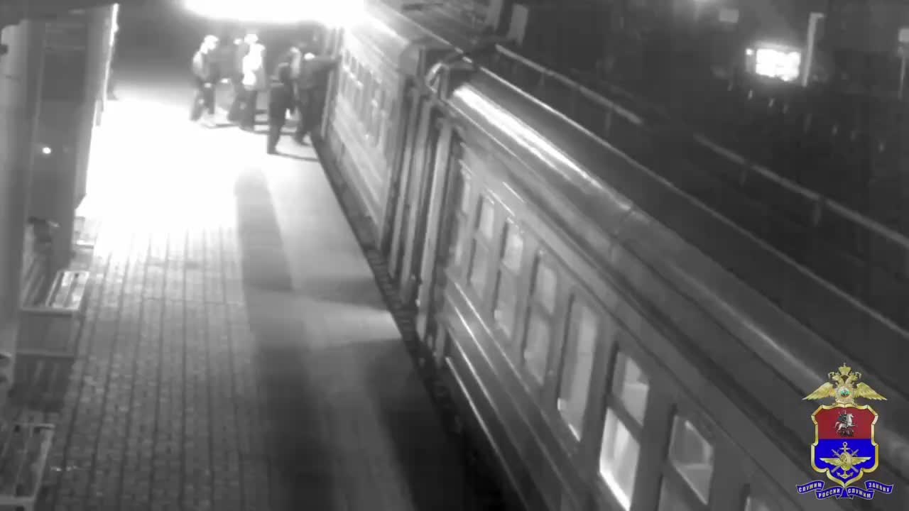 Подростки устроили погром в электричке в Подмосковье