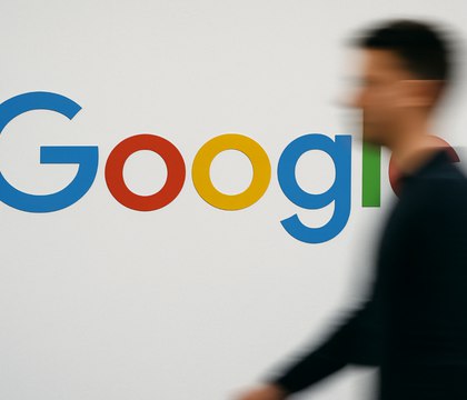 Google оштрафовали на 425 млн за сбор данных пользователей даже после отключения слежки Федеральный суд США постановил что Google должна выплатить 425 млн компенсации за сбор пользовательских данных с мобильных устройств даже когда пользователи отключали функцию отслеживания в настройках аккаунта Изначальная сумма иска составляла свыше 31 млрд