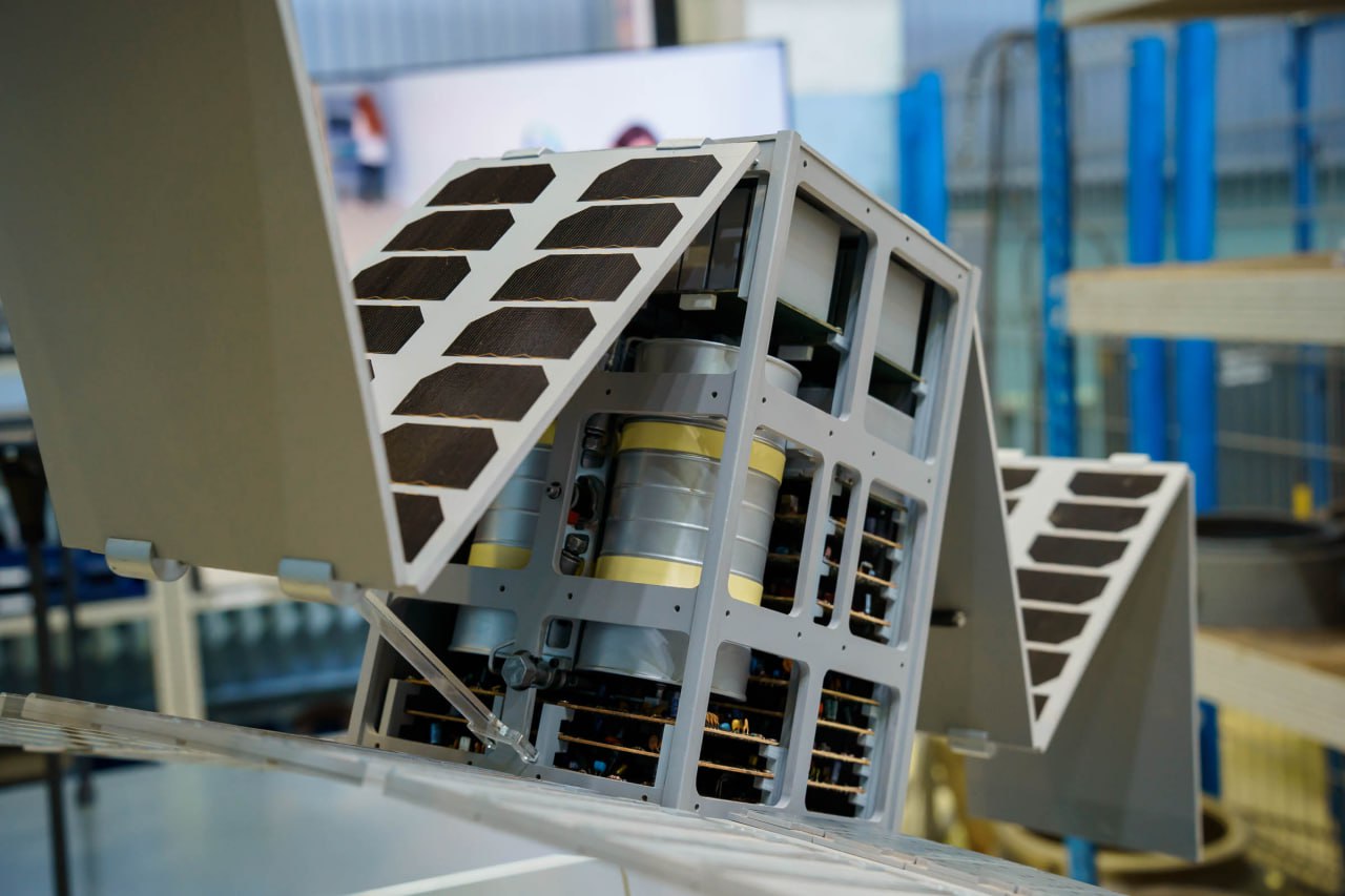 Первый в России радиолокационный кубсат готов к запуску Аист СТ должен стать первым отечественным спутником формата CubeSat на котором установлена радиолокационная аппаратура до этого радиолокационной аппаратурой оснащались более крупные космические аппараты Малый космический аппарат сможет вести мониторинг земной поверхности в любое время суток и в любую погоду независимо от освещенности и метеоусловий на планете