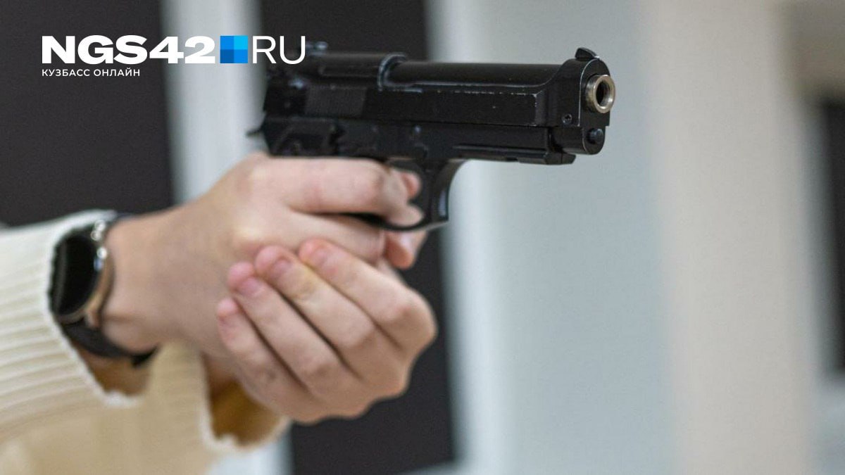 Компанию, стрелявшую в прохожих и полицейского в кузбасском поселке, отправили под домашний арест.  Следственный комитет не комментирует произошедшее.  Только одного из участников перестрелки в Таштагольском районе отправили в СИЗО, а остальные трое фигурантов оказались под домашним арестом, сообщили в Таштагольском городском суде. Во время разборок огнестрельное ранение получил сотрудник полиции, однако следственный комитет не комментирует ситуацию.  Как сообщает источник в силовых структурах, на выходных была избрана мера пресечения задержанному по делу о перестрелке в Таштагольском районе. Сергея Б., который выстрелил в грудь полицейскому, отправили в СИЗО.  Второго участника конфликта, Дениса М., который стрелял из ружья «Сайга» в своих оппонентов, а также из пистолета в сторону прохожих, и еще двух фигурантов отправили под домашний арест, эту информацию подтвердили и в городском суде Таштагола.  Журналисты просили следственный комитет прокомментировать ситуацию, но пресс-служба не смогла оперативно предоставить информацию.  Криминальное противостояние разыгралось в конце прошлой недели в поселке Шерегеш. Источники в правоохранительных органах сообщают, что конфликт зародился в одном из баров, когда двое ранее судимых местных жителя припомнили друг другу старые обиды. Драка переросла в вооруженное столкновение.  Источник: КРЕСТНЫЙ ОТЕЦ