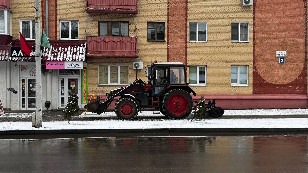 Коммунальные службы аккуратно очищают тротуары от снежного покрова, чтобы обеспечить безопасность движения пешеходов.