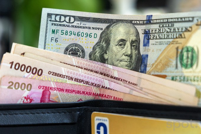 Госдолг Узбекистана за первое полугодие вырос на 3 1 млрд и достиг 43 4 млрд Большая часть приходится на внешний долг 36 4 млрд 84 внутренний долг составляет 7 млрд За год внешний долг увеличился на 5 5 млрд рост на 17 85 внутренний на 632 млн 9 9 Основные валюты внешних заимствований доллар 68 евро 10 иена 8 и сум 3 при этом во внутреннем долге доля нацвалюты выросла с 48 до 58 а американской валюты упала с 48 до 38 Почти половина средств направляется на поддержку бюджета 17 млрд далее следуют энергетика 5 9 млрд сельское и водное хозяйство 3 1 млрд ЖКХ 3 млрд и транспорт 2 9 млрд Среди кредиторов лидируют Всемирный банк 7 8 млрд Азиатский банк развития 7 5 млрд Китай 3 9 млрд и Япония 3 2 млрд www spot uz ru 2025 09 02 public debt Telegram Instagram YouTube