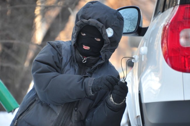 В Магнитогорске двое угонщиков врезались в столб и были задержаны полицией. Двое челябинцев ночью похитили автомобиль 20-летнего местного жителя. Следственно-оперативная группа быстро обнаружила угнанную машину на улице Вознесенской — на ней были следы попадания в ДТП. А затем задержали и подозреваемых. Выяснилось, что оба задержанных не работают и ранее уже были судимы. Они пояснили, что планировали на чужом авто добраться до дома, однако во время движения наехали на столб.  Похищенный автомобиль вернули хозяину. Возбуждено уголовное дело. Сейчас подозреваемых проверяют на причастность к другим аналогичным преступлениям — по сведениям полиции, той ночью мужчины пытались угнать еще несколько машин.