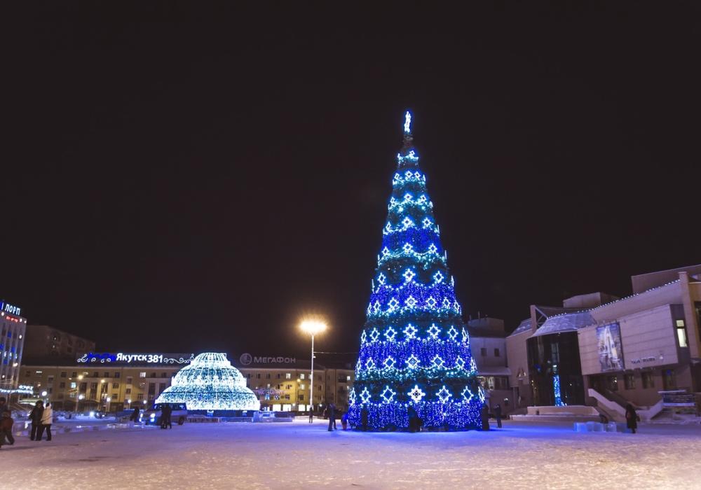 Елка ВСЕ Городская елка на площади Республики в Якутске дожила почти до февраля ее демонтируют 29 января Специалисты уже готовятся снимать праздничные украшения и разбирать конструкцию Жителей и гостей города просят быть внимательными и соблюдать безопасную дистанцию во время работ Когда там уже весна   Читайте новости Саха вам не Деште Лут в МАХ