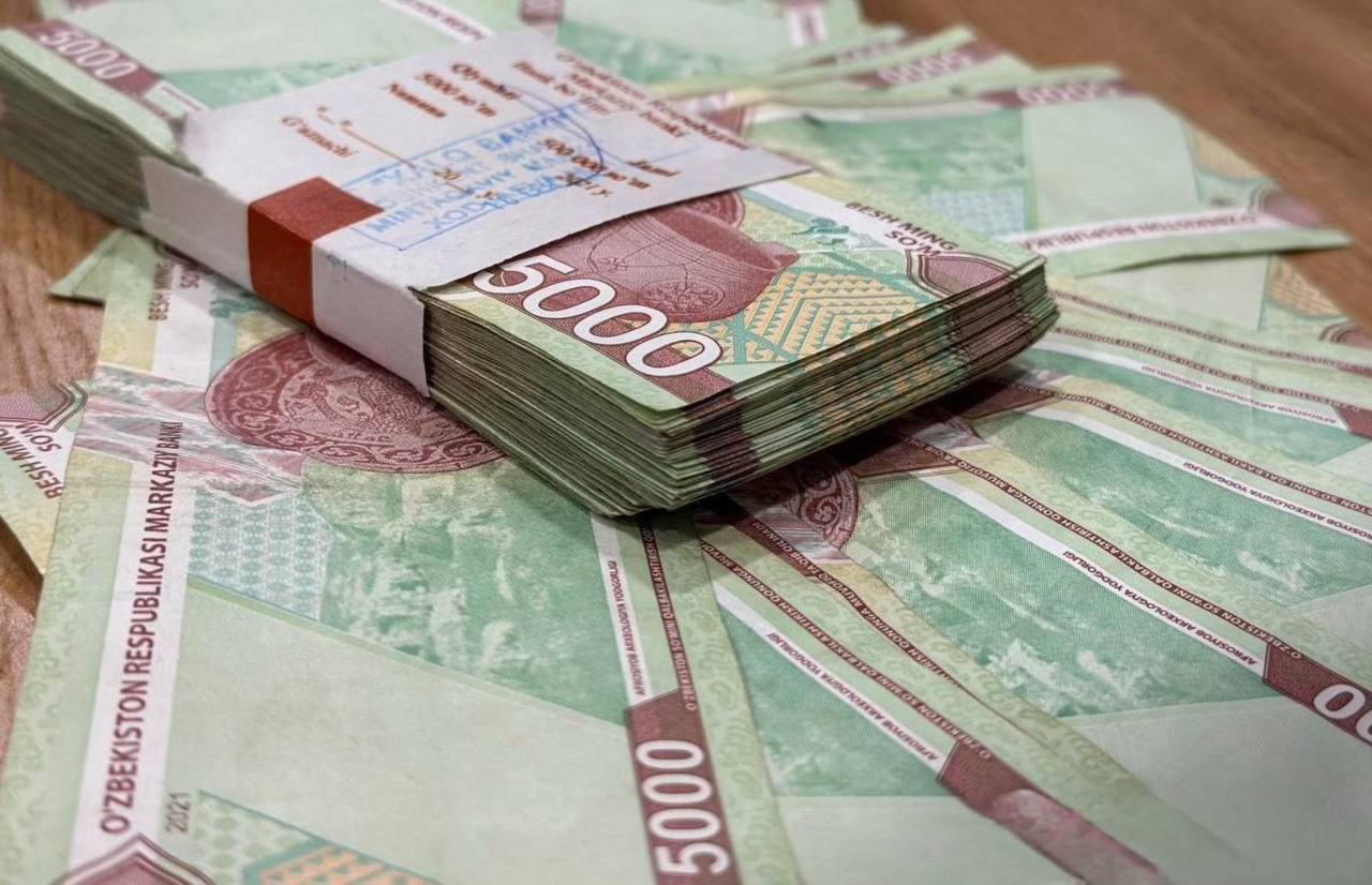 Узбекистане семьи лишаться пособий если трудоспособные члены не работают и сидят дома С 1 февраля в стране заработает Единый социальный реестр который заменит действующие реестры соцзащиты и малоимущих семей Ключевое изменение бедные семьи смогут получать детские пособия только при условии что трудоспособные члены официально трудоустроены Если работа не найдена финансовая помощь будет приостановлена Подписаться на канал Узбекистан Online