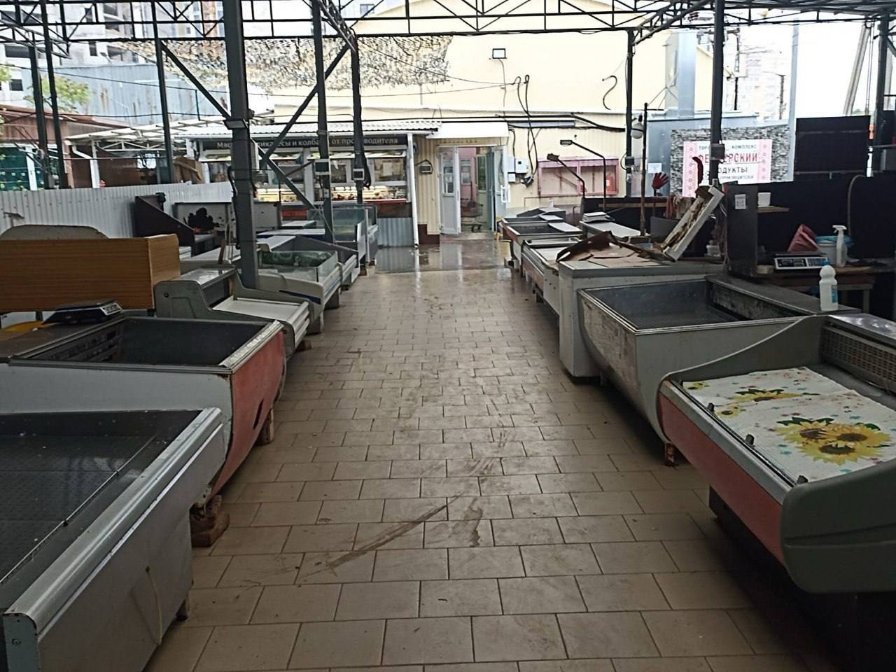 ‼ В Анапе приостановили торговлю на бывшем Восточном рынке. Судебные приставы Анапского городского отдела на основании исполнительного листа приостановили коммерческую деятельность на рынке, расположенном на проезде Солдатских матерей. Восемь объектов с видом разрешенного использования как бытовое обслуживание, магазины, общественное питание стали предметом спора по гражданскому делу. Мэрия Анапы просит суд признать объекты самовольными постройками и демонтировать их. Сегодня на площадке сосредоточены свыше 70 торговых точек. «Решение о запрете использования коммерческой деятельности вынес Анапский городской суд. Это обеспечительная мера до вынесения окончательного решения суда», - сообщили в краевом управлении ФСПП. Напоминаем, что две недели назад вице-мэр Анапы Иван Мерзлый на встрече с предпринимателями рассказал, что задачи закрыть рынок нет. «И чем скорее собственник исполнит решение суда и приведет объекты в соответствие с требованиями законодательства, тем быстрее фермеры смогут вернуться к работе. Мэрия готова оказать всю необходимую поддержку местным товаропроизводителям. А на период, пока продолжается судебное производство, фермерам предоставят альтернативные торговые места на других городских площадках». Анапское Черноморье