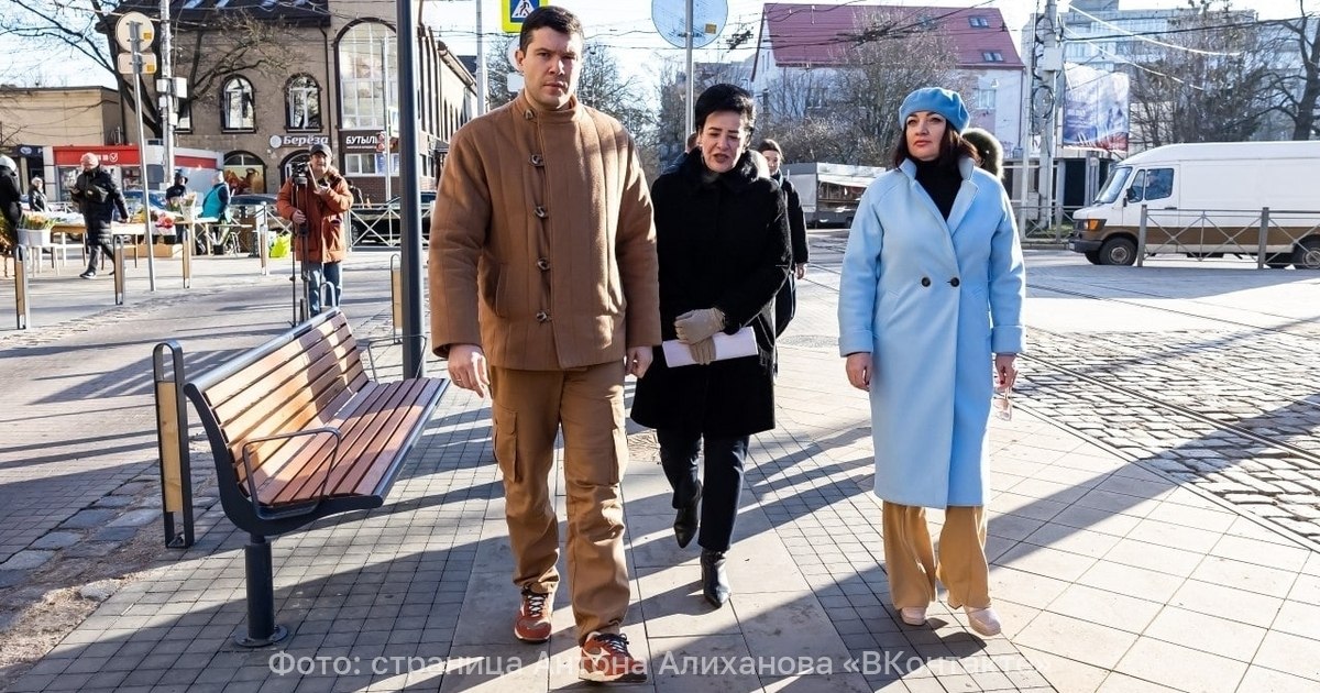 Уход иностранных брендов стал точкой роста для fashion рынка России Алиханов Уход иностранных брендов благоприятно повлиял на российский рынок одежды и обуви Об этом заявил министр промышленности и торговли РФ Антон Алиханов сообщает ТАСС в воскресенье 11 января Уход иностранных брендов стал для российского fashion рынка не крахом а точкой роста За последние годы заметно увеличилось число отечественных марок одежды и обуви которые заняли освободившиеся ниши усилили производство и научились работать с массовым потребителем отметил глава ведомства По его словам на внутреннем рынке эти бренды уже могут конкурировать с зарубежными в доступном и среднем сегментах предлагая сопоставимое качество и более точное попадание в локальные запросы