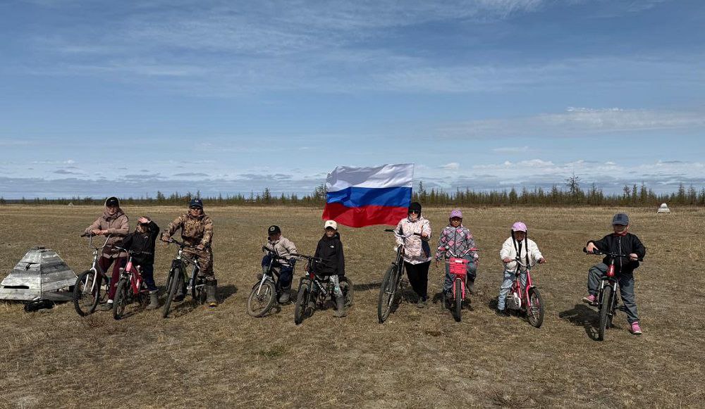 В День России в Тумате состоялся велопробег 12 июня в Доме культуры «Түмсүү» с. Тумат торжественно отметили праздник нашей великой Родины – России! Особенно ярким событием дня стало участие наших земляков во Всероссийском велопробеге «Россия, вперед!». С энтузиазмом присоединились к акции семьи Легусиных и Протодьяконовых. Вместе со взрослыми на старт вышли юные участники – гордость нашего села! Воспитанники летнего лагеря «Чэбдик» приняли участие в выставке рисунков «Героям наших дней». Большой интерес вызвала книжная выставка «Горжусь тобой, страна заветная!». Подробнее ↩