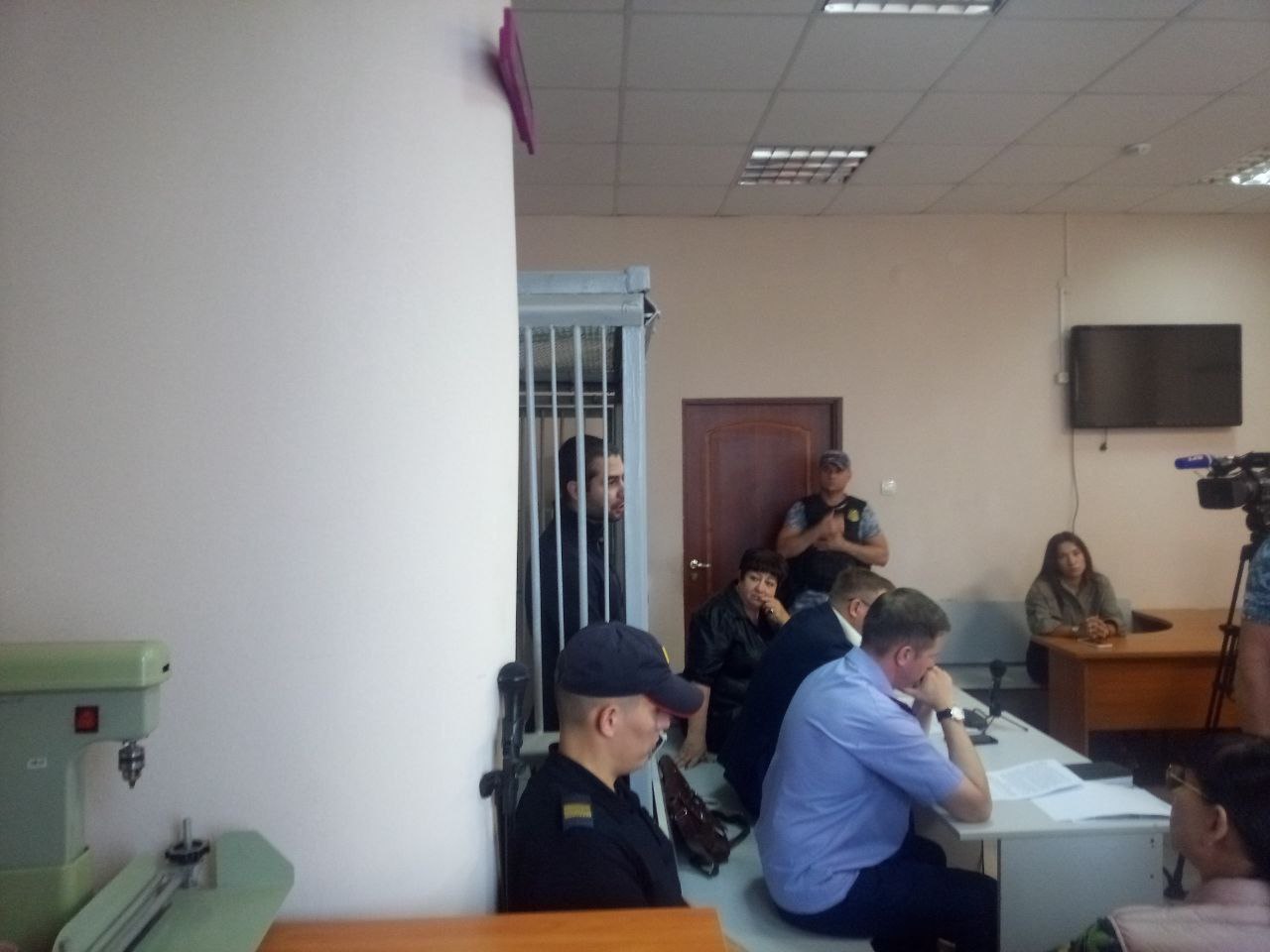 Сын известного оренбургского девелопера Егор Макаров останется в СИЗО до 31 октября  Областной суд в Оренбурге отказал защите Макарова в изменении меры пресечения.  Завтра Оренбургский областной суд рассмотрит апелляцию на арест его брата-близнеца Макара Макарова. Третий брат — несовершеннолетний Захар по-прежнему скрывается от следствия.  Егор и Макар Макаровы обвиняются по ч. 3 ст. 30, п. п. «ж», «и» ч. 2 ст. 105 УК РФ  покушение на убийство, совершенное группой лиц по предварительному сговору, из хулиганских побуждений . Они расстреляли своего знакомого возле отеля Hilton в Оренбурге. Кроме этого, Егора Макарова также обвиняют в убийстве 17-летнего студента в 2011 году. Следствие по делу, пылившемуся на полке в региональном СК, было возобновлено после резонанса, связанного с ЧП рядом с Hilton