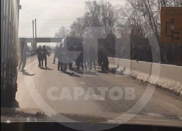 ФУТБОЛЬНЫЕ ФАНАТЫ УСТРОИЛИ МАССОВУЮ ДРАКУ Вчера 25 октября на окраине Саратова произошла массовая драка Видео опубликовал ТГ канал ЧП Саратов По данным местных СМИ подрались фанаты саратовского Сокола и ульяновской Волги Они сцепились на проезжей части автодороги Р 228 на въезде в Саратов фактически перекрыв движение По итогам инцидента полицейские задержали около 30 человек возбуждено уголовное дело по статье Хулиганство