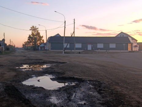 В Забайкалье закрыли школьные маршруты из за разбитых дорог В Газимуро Заводском округе остановили школьные перевозки автобусы попросту не могут ездить по убитым трассам Историю подхватили СМИ и теперь прокуратура района вынуждена организовать проверку Вместе со специалистами ГИБДД изучат состояние дорог и то как соблюдаются требования по безопасности По результатам обещают принять меры восстановить права детей на образование и наказать виновных   Пока чиновники рассуждают о мерах реагирования дети остаются без подвоза в школу Ситуация как обычно дошла до прокуратуры только после публикаций в прессе